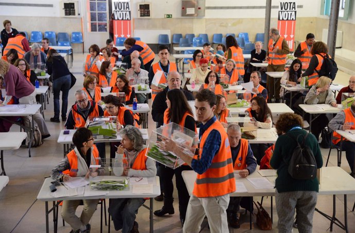 Imagen del escrutinio de los votos de la primera consulta ciudadana