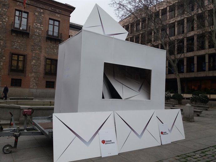 Urna de cartró que càrrecs de la Generalitat han portat a Madrid