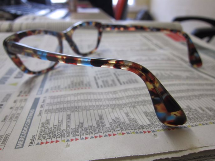 Gafas, lectura de un periódico