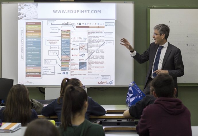 Unicaja lleva Edufinet a alumnos de Cáceres
