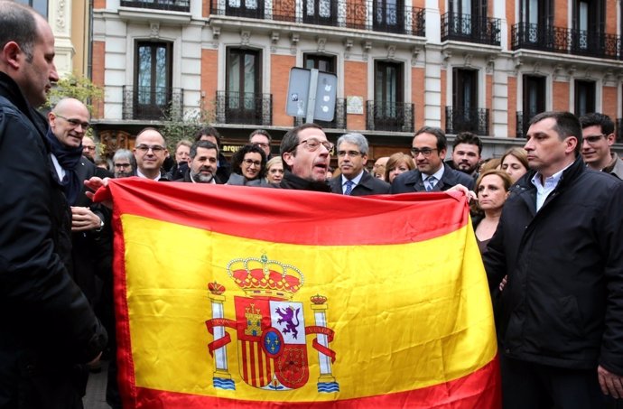 Un hombre con una bandera de España cuando Homs llega al Supremo