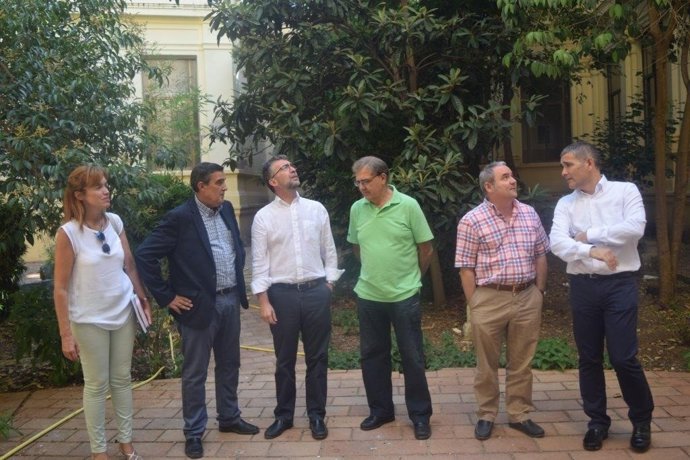 El delegado de Educación, Vicente Zarza, en el IES La Rábida. 