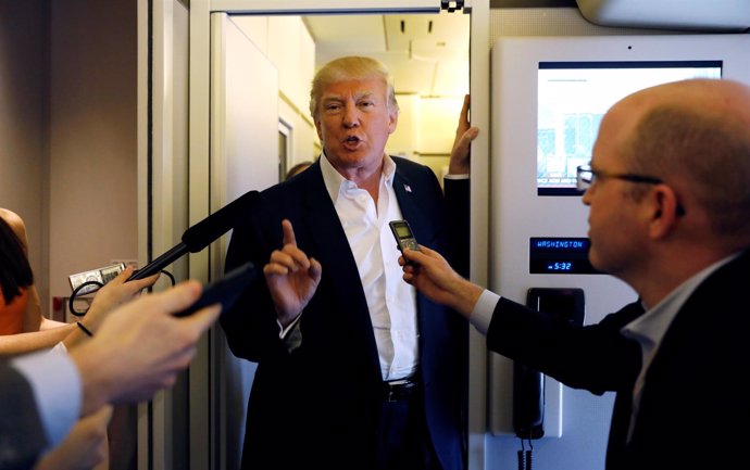 Donald Trump habla en el Air Force One
