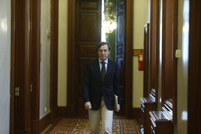 Rafael Hernando pels passadissos del Congrés