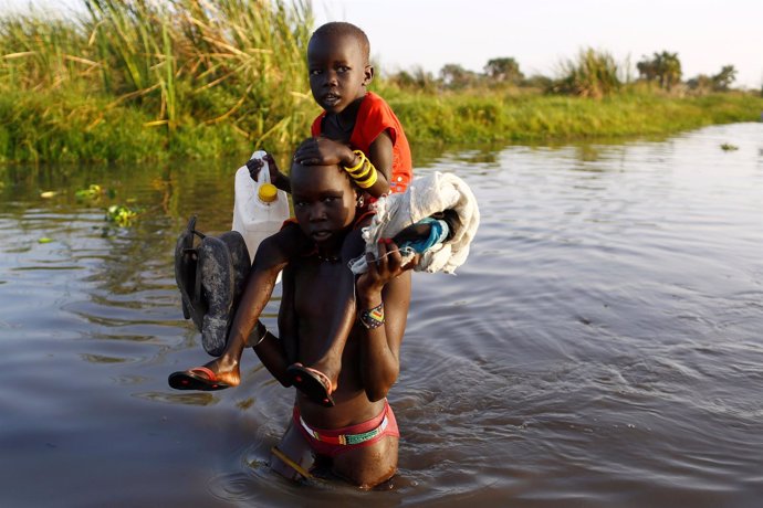 Niños cruzan el Nilo en Sudán del Sur 