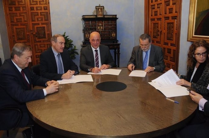 Antonio Ruiz (centro), durante la firma del acuerdo