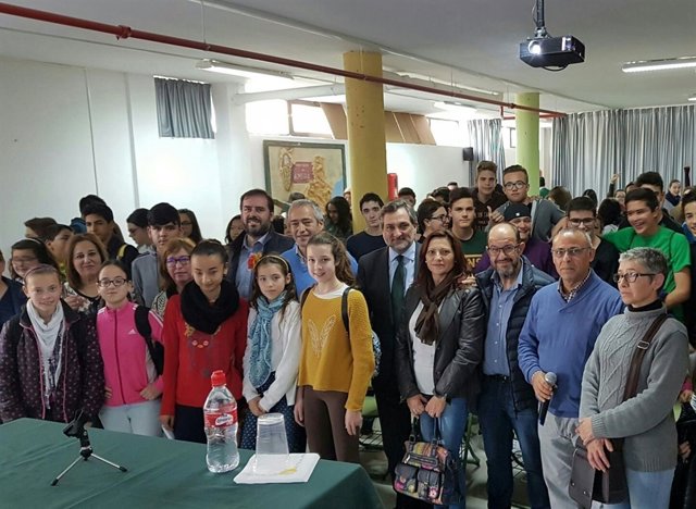 El diputado Ángel Escobar con el alumnado que ha participado en la charla.