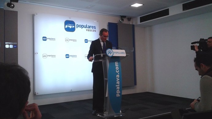 El presidente del PP vasco, Alfonso Alonso, en rueda de prensa