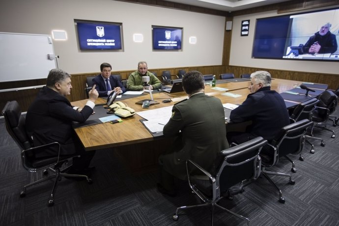 Poroshenko habla con sus mandos militares en Donetsk