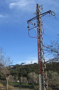 Endesa reforma la red eléctrica suprimiendo 280 metros de cableado aéreo en Montcada