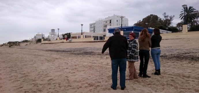 La alcaldesa de Isla Cristina, Antonia Grao, en la playa afectada por temporal.