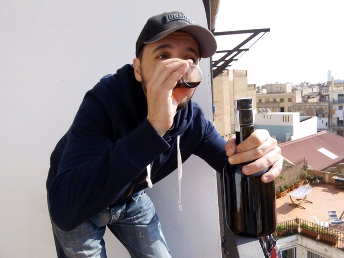 El escritor Sergi Pons Codina, bebiendo la ratafía que protagoniza su novela