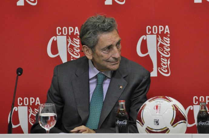 Carlos Mouriño.Presidente R.C.Celta de Vigo.3º trofeo tarjeta blanca Coca-Cola.