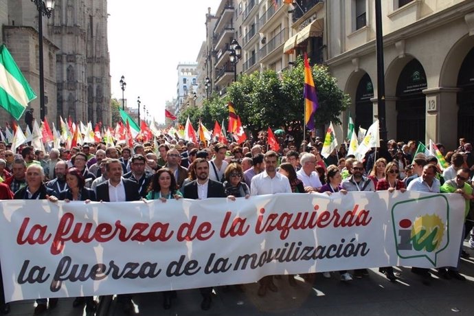 Maíllo y Garzón, detrás de la pancarta de IU en Sevilla
