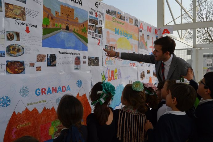 Algunos niños del colegio CEU San Pablo en celebrando el Día de Andalucía