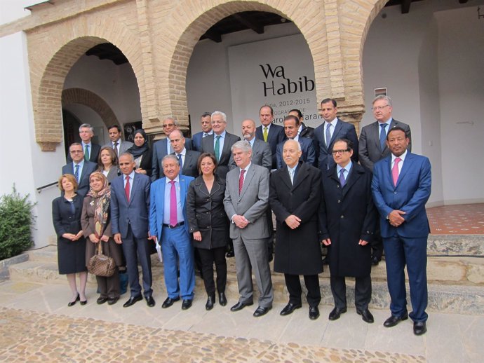 Dastis y Ambrosio (centro) con los embajadores de los países árabes