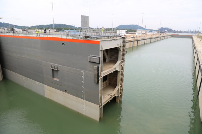 Ampliación del Canal de Panamá, esclusas y compuertas