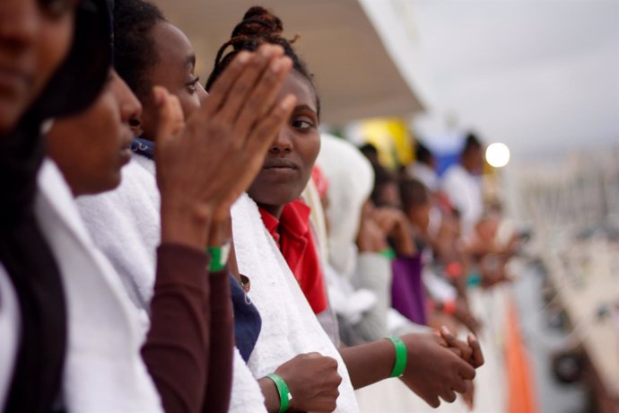 Varias mujeres eritreas en el puerto de Catania tras ser rescatadas por MSF. 