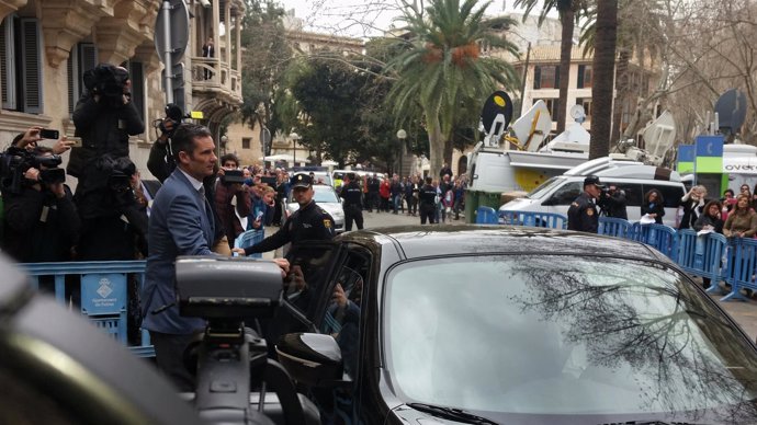 Iñaki Urdangarin abandona la Audiencia tras la vista de medidas cautelares