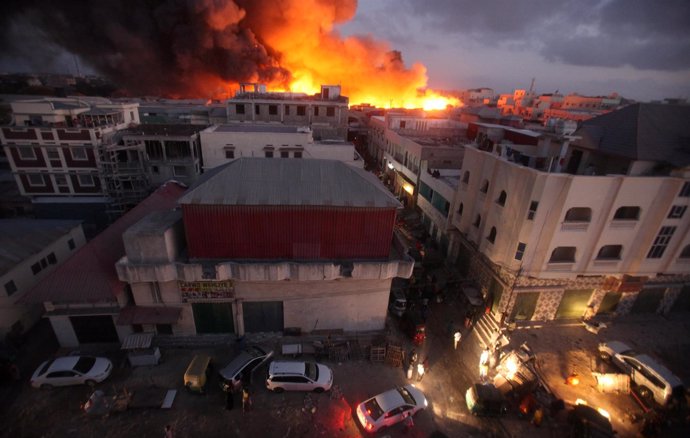 Incendio en el mercado de Bakaro, en la capital de Somalia, Mogadiscio