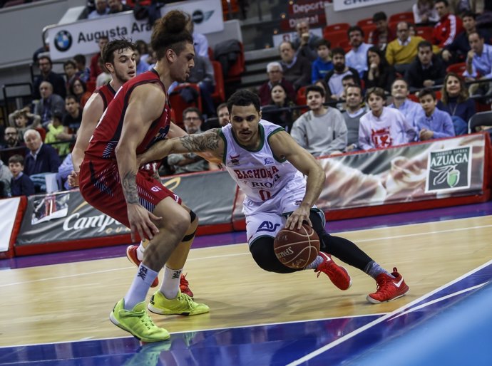 Shane Larkin ante el Tecnyconta