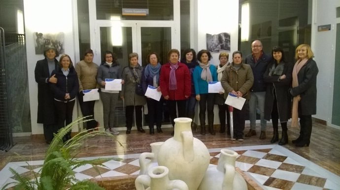 Una veintena de mujeres participan en un taller de biodanza 'Carmen de Burgos'.