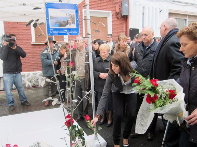 Ofrenda Floral De Homenaje A Isaias Carrasco, Con Su Hija Sandra