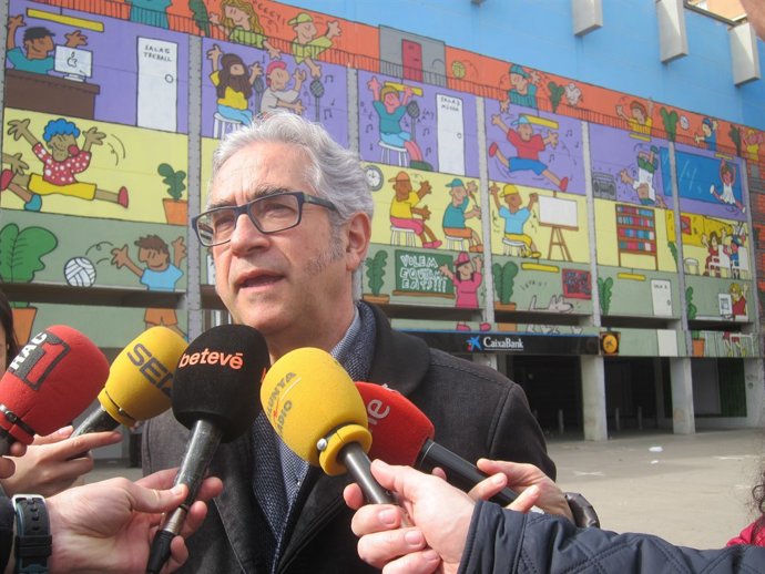  El Regidor De Sant Martí, Josep Maria Montaner, Davant L'Antic Cinema Pere IV