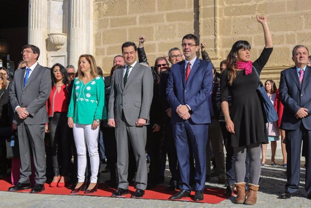 Teresa Rodríguez durante la interpretación del 28F y el izado de la bandera