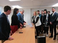 La presidenta del PP de Asturias dice cumplir "sobradamente" los requisitos, tras la anulación de alguno avales