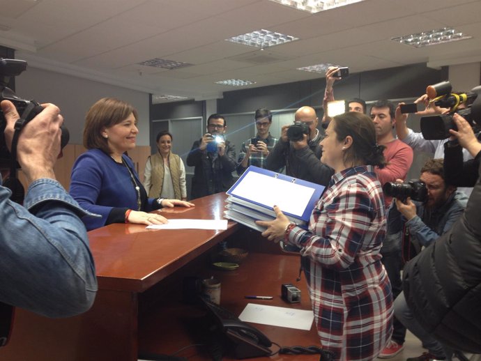 Isabel Bonig entrega sus avales para revalidar su cargo como presidenta del PPCV