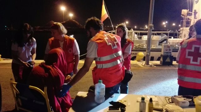 Los voluntarios atienden a los recién llegados