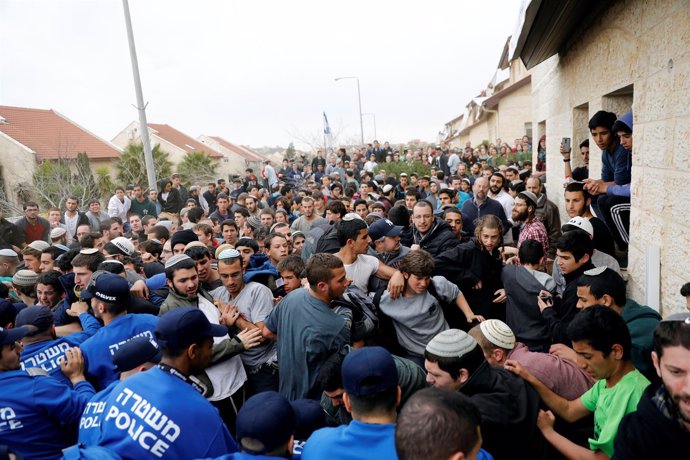 La Policía desaloja a activistas y residentes de viviendas en asentamientos.