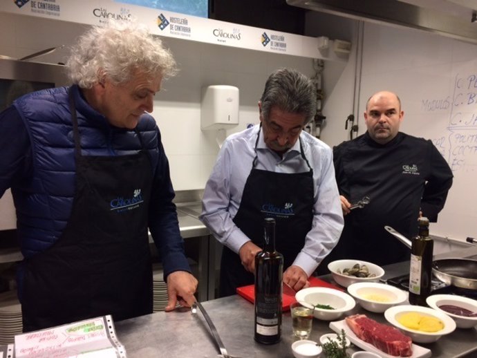 Miguel Ángel Revilla cocinando en 'Las Carolinas'