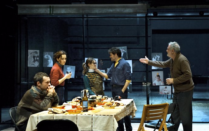 Escena de l'obra 'L'Ànec Salvatge' en el Teatre Lliure