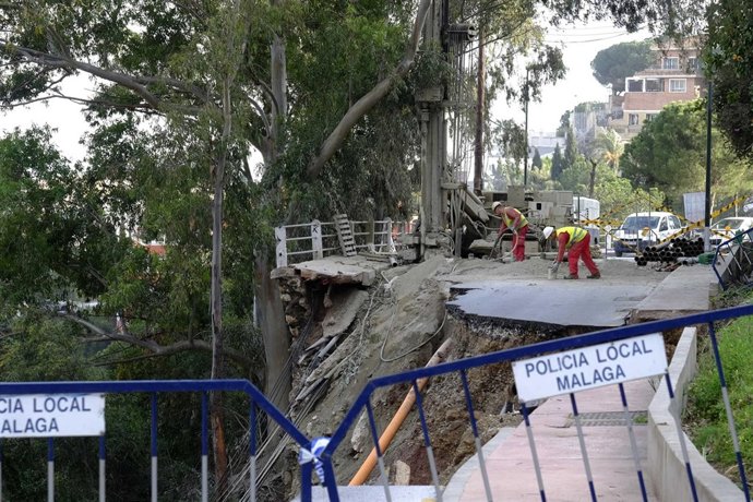 Socavón calle flamencos obras reparación Cerrado de Calderón