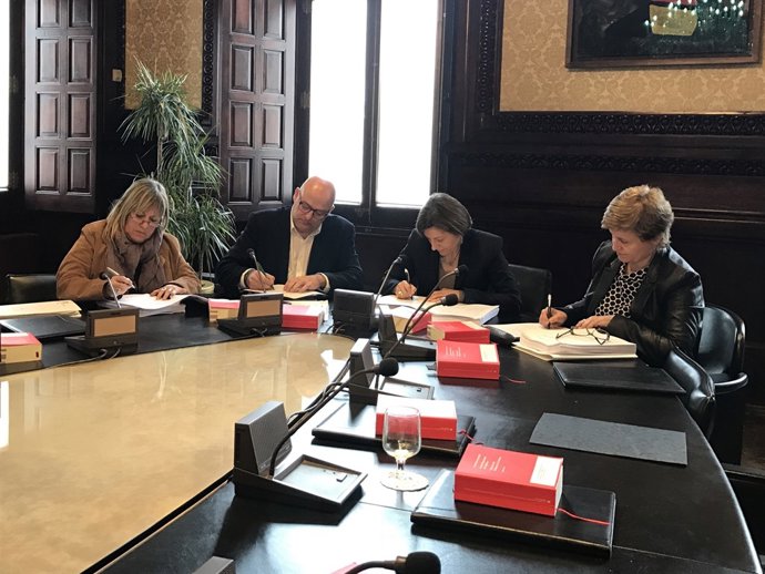 Els membres de JxSí a  la Mesa del Parlament signen una notificació del TSJC