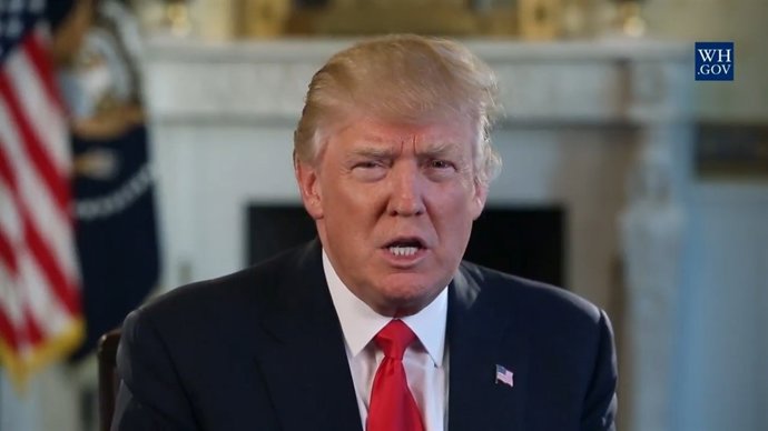 Trump ataca a la prensa después de vetar a varios medios