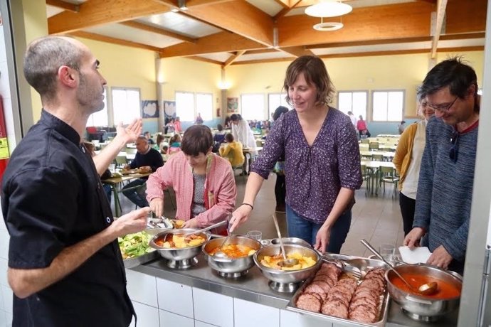 La concejala Artigas en el comedor del Espartidero