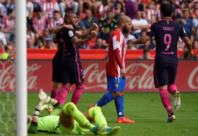 Rafinha, Luis Suárez y Neymar celebran un gol ante el Sporting