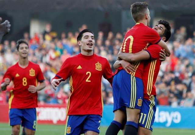 Oliver Torres, Bellerín, Denis y Asensio celebran un gol con la Sub-21