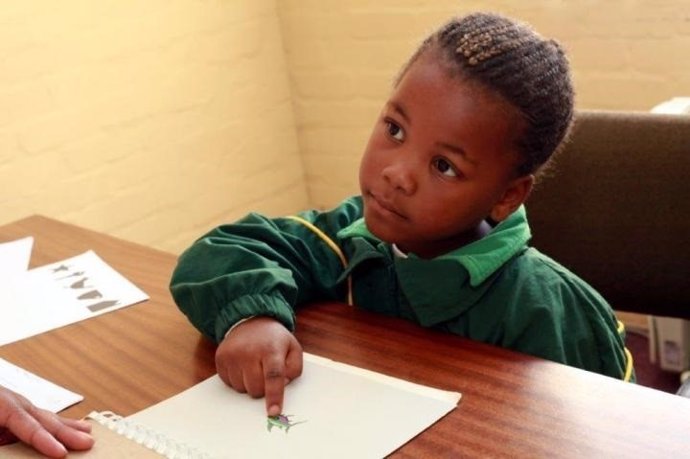 Niño estudiando en el colegio en Sudáfrica