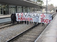 Estudiantes de la UAB interrumpen el servicio de FGC en protesta por las tasas