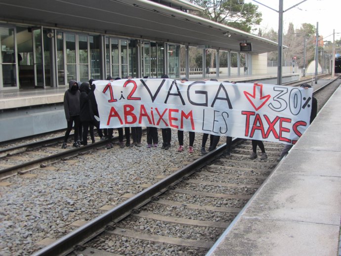    Els estudiants tallen les vies de FGC de la línia Barcelona-Vallès 