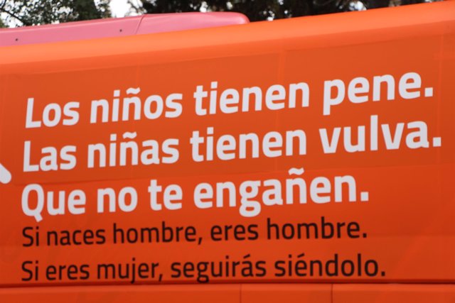 Autobús de Hazte Oír con la campaña 'El bus que no miente'