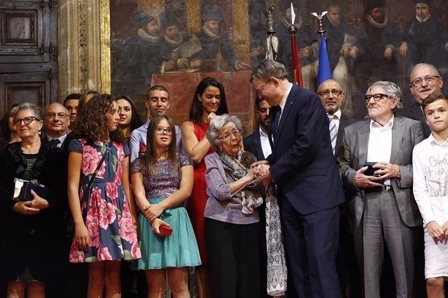 Alejandra Soler, cuando recibió de manos del president Puig la Alta Distinción