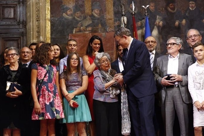 Alejandra Soler, cuando recibió de manos del president Puig la Alta Distinción