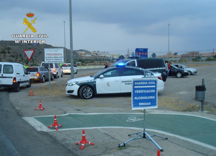 La Guardia Civil Detiene A Una Docena De Conductores Y Denuncia A Más De 200 En 