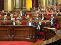 El Parlament vota una moción contra la LGTBfobia en plena polémica por el autobús de Hazte Oír