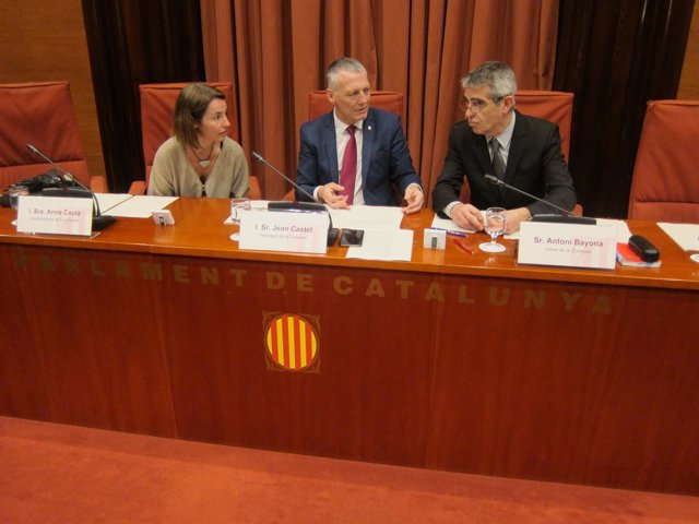 A.Caula (JxSí),  J.Castel (Cs), el letrado del Parlament A.Bayona